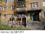Защита жилого дома от обстрелов в Донецк, Украина (2016 год). Стоковое фото, фотограф Евгений Суворов / Фотобанк Лори