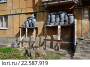 Защита жилого дома от обстрелов в Донецк, Украина (2016 год). Стоковое фото, фотограф Евгений Суворов / Фотобанк Лори