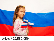Девочка на фоне флага России. Стоковое фото, фотограф Сергей Новиков / Фотобанк Лори
