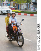 Vietnamese family with baby on motorcycle (2016 год). Редакционное фото, фотограф Александр Подшивалов / Фотобанк Лори
