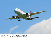 Самолет Airbus A319-111 (OO-SSU) авиакомпании Brussels Airlines заходит на посадку в аэропорту Пулково (2015 год). Редакционное фото, фотограф Виктор Карасев / Фотобанк Лори
