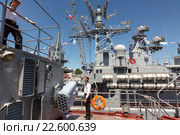 Матросы Черноморского флота несут службу на военном корабле во время стоянки в порту города Севастополь, Республика Крым (2015 год). Редакционное фото, фотограф Николай Винокуров / Фотобанк Лори