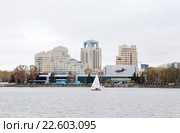 Екатеринбург. Яхта на городском пруду возле ККТ "Космос" и современных высотных зланий (2014 год). Редакционное фото, фотограф Светлана Зотеева / Фотобанк Лори