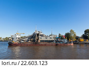 Судно СЗ-402, предназначенное для проведения дноуглубительных работ, на Белом озере у города Белозерска в Вологодской области (2015 год). Редакционное фото, фотограф Николай Мухорин / Фотобанк Лори