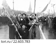 Город Москва. После ноябрьской демонстрации (1960 год). Редакционное фото, фотограф Зобков Юрий / Фотобанк Лори