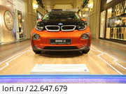 Новый автомобиль BMW-i3 в ГУМе, Москва (2016 год). Редакционное фото, фотограф Алексей Гусев / Фотобанк Лори