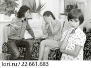 Портрет мальчика на фоне ссорящихся родителей. Стоковое фото, фотограф Юлия Кузнецова / Фотобанк Лори