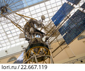 Спутник-ретранслятор "Луч" в Атриуме-1 Центрального музея связи (ЦМС) имени А.С. Попова, город Санкт-Петербург (2016 год). Редакционное фото, фотограф Вячеслав Палес / Фотобанк Лори