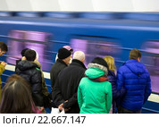 Ожидающие пассажиры и проходящий мимо поезд метро (2016 год). Редакционное фото, фотограф Вячеслав Палес / Фотобанк Лори