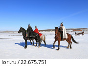 Всадники в костюмах древнерусских богатырей. Алтайский край, село Новотырышкино,  курорт Белокуриха - ипподром «Алтай». Празднование масленицы (2016 год). Редакционное фото, фотограф Григорий Писоцкий / Фотобанк Лори