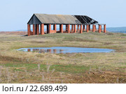 Старый заброшенный склад с разрушенной крышей (2016 год). Стоковое фото, фотограф Андрей Кириллов / Фотобанк Лори