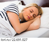 Girl sleeping with striped pygamas in bed. Стоковое фото, фотограф Яков Филимонов / Фотобанк Лори