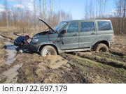 Установка переносной электрической автомобильной лебедки на застрявший УАЗ-Патриот (2016 год). Редакционное фото, фотограф Виктор Карасев / Фотобанк Лори