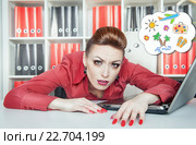 Уставшая женщина на работе мечтает об отпуске. Стоковое фото, фотограф Darkbird77 / Фотобанк Лори