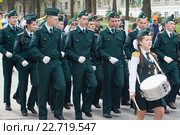 Шествие, парад 1 мая 2016 года в городе Чебоксары, Республика Чувашия. Молодые люди в форме. Редакционное фото, фотограф Alexander / Фотобанк Лори