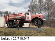 Пожарная машина АЦ-40 на базе автомобиля ЗИЛ 157А возле пожарной части в городе Кадникове Вологодской области (2016 год). Редакционное фото, фотограф Николай Мухорин / Фотобанк Лори