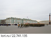 Оцепление на Дворцовой площади во время подготовки к параду победы в Петербурге (2016 год). Редакционное фото, фотограф Максим Мицун / Фотобанк Лори