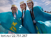 Девушки в национальном платье с крымско-татарскими флагами во время празднования крымско-татарского праздника Хeдeрлез Республики Крым (2016 год). Редакционное фото, фотограф Николай Винокуров / Фотобанк Лори