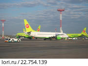 Самолет Boeing 737-800 (VQ-BKW) на летном поле аэропорта Домодедово (2016 год). Редакционное фото, фотограф Виктор Карасев / Фотобанк Лори
