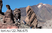 Stairs are in rock for tourists walking in famous rock formations the Roque Cinchado in Teide National Park. Roques Garcia, Tenerife, Canary islands, Spain (2016 год). Редакционное видео, видеограф Кекяляйнен Андрей / Фотобанк Лори