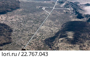 Вид с вершины вулкана Тейде на долину с дорогой TF-21, гостиницей Parador Las Canadas del Teide и скалами Roque Cinchado. Тенерифе, Канары, Испания (2016 год). Стоковое видео, видеограф Кекяляйнен Андрей / Фотобанк Лори