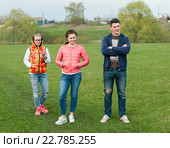 Две девушки и парень на улице весенним днём (2016 год). Редакционное фото, фотограф Игорь Низов / Фотобанк Лори
