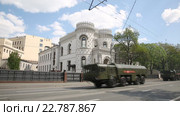 Колонна российских оперативно-тактических ракетных комплексов (ОТРК) Искандер, участвовавших в генеральной репетиции Парада Победы на Красной площади 7 мая 2016. Редакционное видео, видеограф Наталья Волкова / Фотобанк Лори