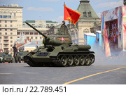 Символ великой Победы танк Т-34 с красным знаменем 1-й Гвардейской Краснознаменной танковой армии на параде в День Победы. Москва, Красная площадь, 2016. Редакционное фото, фотограф Алексей Гусев / Фотобанк Лори