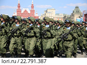 Десантники 331-го гвардейского парашютно-десантного Костромского полка на параде, посвященном Дню Победы, Москва, Красная площадь, 2016. Редакционное фото, фотограф Алексей Гусев / Фотобанк Лори
