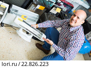 man choosing electric heater. Стоковое фото, фотограф Яков Филимонов / Фотобанк Лори