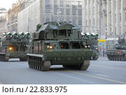 Репетиция парада в честь Дня Победы в Москве. Сбор военной техники на Тверской улице для прохождения по Красной площади. Самоходные зенитно-ракетные комплексы 9К331 "Тор-М1" и 9К37 "Бук" (2016 год). Редакционное фото, фотограф Игорь Долгов / Фотобанк Лори