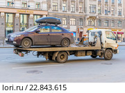 Эвакуатор увозит автомобиль на Лиговском проспекте в Санкт-Петербурге (2016 год). Редакционное фото, фотограф Sergei Gushchin / Фотобанк Лори