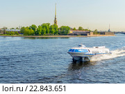 Судно на подводных крыльях "Метеор" плывет по Неве. Санкт-Петербург (2016 год). Редакционное фото, фотограф Sergei Gushchin / Фотобанк Лори