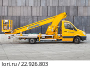Желтый сервисный кран Mercedes-Benz Sprinter (2015 год). Редакционное фото, фотограф EugeneSergeev / Фотобанк Лори