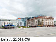 Город Тула. Общий вид торгово-развлекательного центра"Гостиный двор" весной на фоне пасмурного неба (2016 год). Редакционное фото, фотограф Игорь Низов / Фотобанк Лори