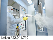 industrial metal coating. Man in protective suit, wearing a gas. Стоковое фото, фотограф Дмитрий Калиновский / Фотобанк Лори