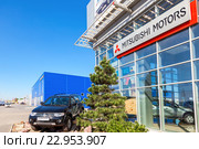 Новый автомобиль Mitsubishi Pajero Sport стоит возле автосалона официального дилера (2016 год). Редакционное фото, фотограф FotograFF / Фотобанк Лори