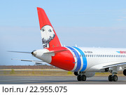 Sukhoi Superjet RRJ-95LR-100 RA-89034 авиакомпании "Ямал". Хвостовое оперение самолета с изображением белого медведя. Аэропорт города Надым, Ямало-Ненецкий автономный округ (2016 год). Редакционное фото, фотограф Григорий Писоцкий / Фотобанк Лори