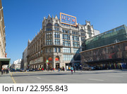 Москва, улица Петровка. Центральный универсальный магазин - ЦУМ (2016 год). Редакционное фото, фотограф Елена Коромыслова / Фотобанк Лори