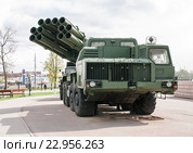 Боевая машина реактивной системы 9А52 залпового огня "Смерч". Экспозиция военной техники возле Музея оружия весенним днём (2016 год). Редакционное фото, фотограф Игорь Низов / Фотобанк Лори