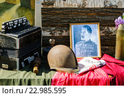 Военный натюрморт. Солдатская каска, гармонь, портрет Сталина (2016 год). Редакционное фото, фотограф Вадим Орлов / Фотобанк Лори