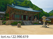 Буддийский храм Sinheungsa в национальном парке Seoraksan, Южная Корея (2010 год). Стоковое фото, фотограф Тупиков Максим Борисович / Фотобанк Лори