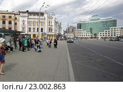 Автобусная остановка  Площадь Тукая, город Казань. Люд ожидают общественный транспорт (2016 год). Редакционное фото, фотограф Дмитрий Неумоин / Фотобанк Лори