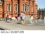 Светомузыкальный фонтан-шутиха и люди на нем (2015 год). Редакционное фото, фотограф Денис Ларкин / Фотобанк Лори