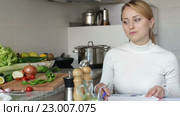 Portrait of frustrated young woman. Стоковое видео, видеограф Яков Филимонов / Фотобанк Лори