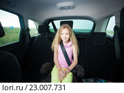 Девочка в автокресле. Стоковое фото, фотограф Гладских Татьяна / Фотобанк Лори