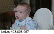 Маленький ребёнок ест дома на детском стульчике. Стоковое видео, видеограф Aleksey Popov / Фотобанк Лори