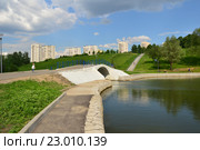 Пешеходный мост в парке на Олимпийских прудах в Москве (2016 год). Стоковое фото, фотограф lana1501 / Фотобанк Лори