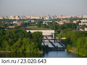 Москва. Вид на отводной канал Курьяновских очистных сооружений, Курьяново, Печатники, Люблино с высокого берега Коломенского (2016 год). Стоковое фото, фотограф Горшков Игорь / Фотобанк Лори
