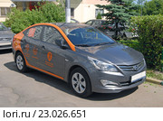 Каршеринг. Автомобиль сервиса поминутной аренды автомобиля "Делимобиль" стоит во дворе жилого дома в Москве (2016 год). Редакционное фото, фотограф Александр Замараев / Фотобанк Лори